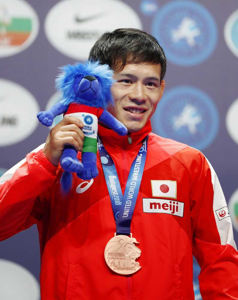 男子フリー５７キロ級で銅メダルを獲得し笑顔の高橋侑希