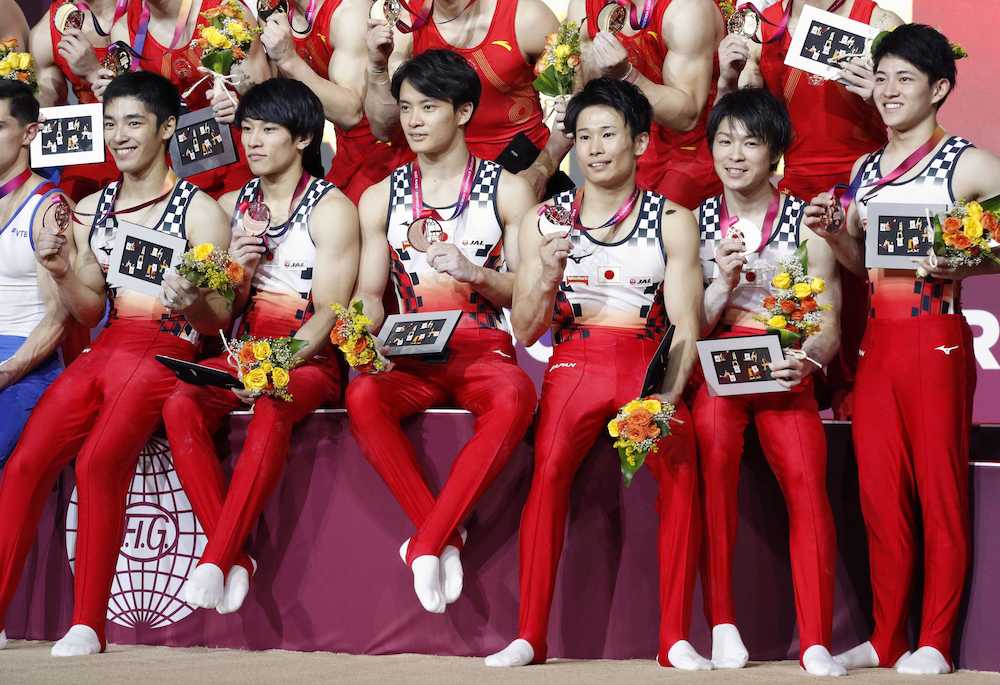 男子団体総合で銅メダルを獲得した（左から）白井、谷川航、田中、萱、内村、谷川翔