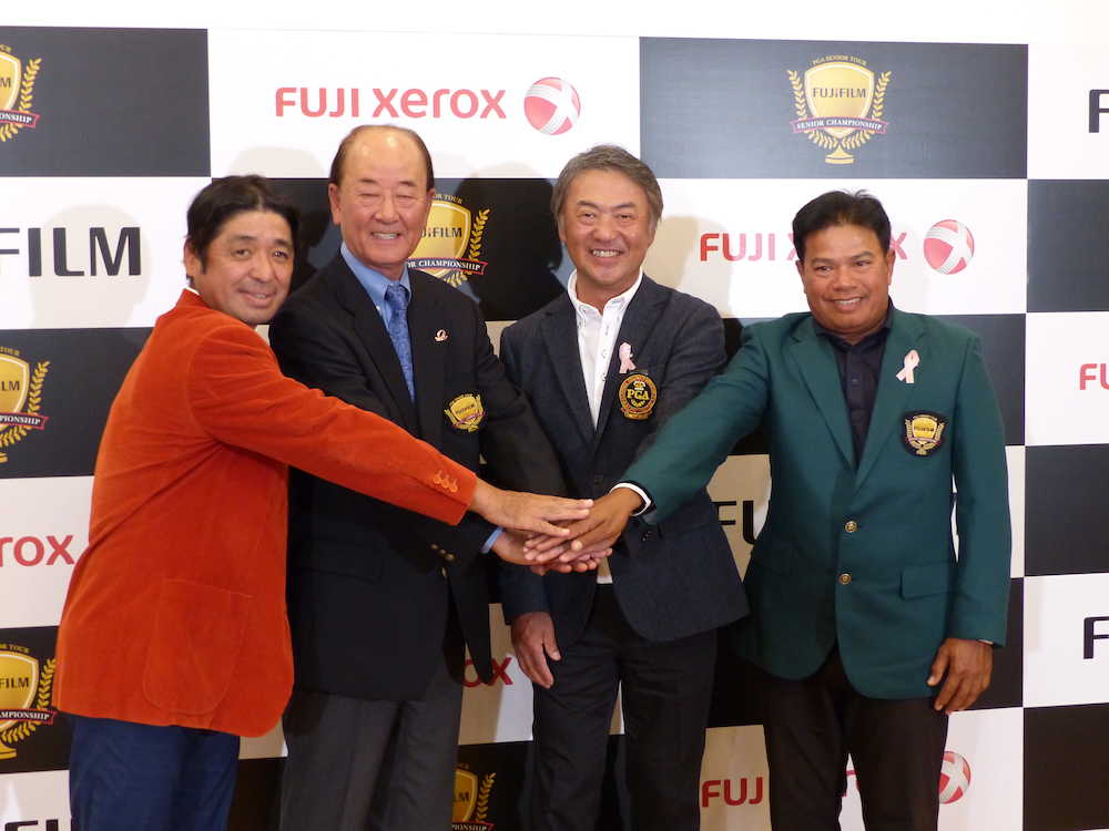 富士フイルム・シニアで健闘を誓う（左から）伊沢、松井大会名誉会長、米山、マークセン
