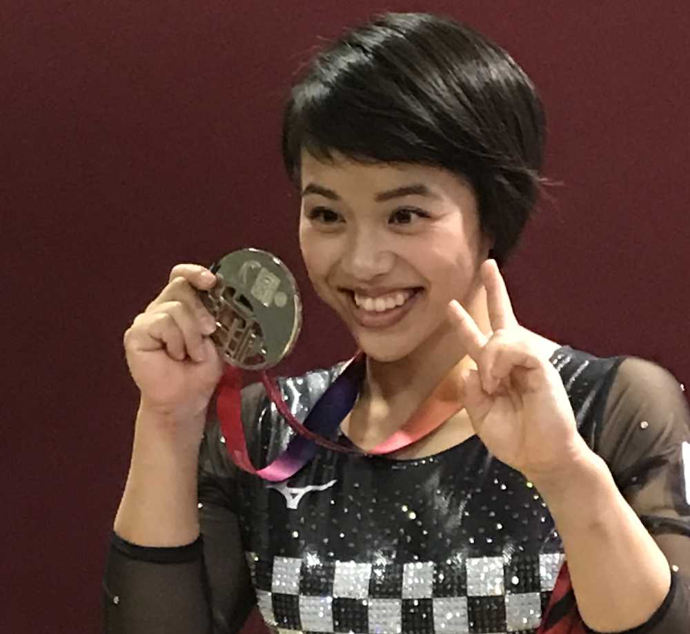 体操女子個人総合で村上が日本初の銀！昨年０・１点差で号泣４位のリベンジ