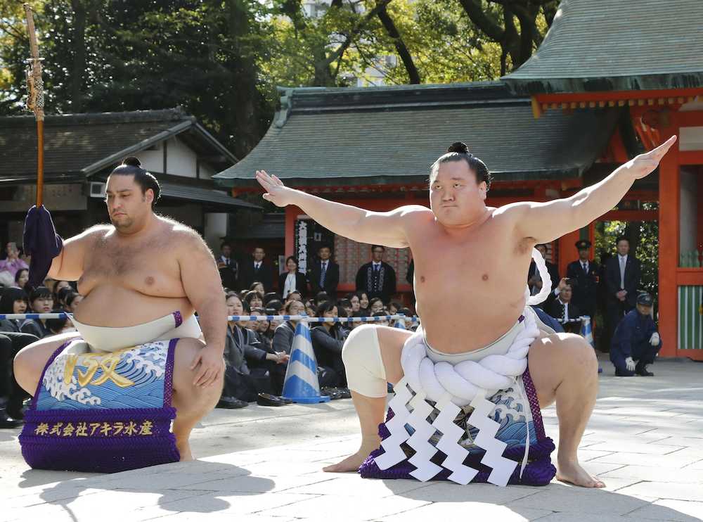 福岡市博多区の住吉神社で土俵入りを奉納する白鵬。左は魁聖