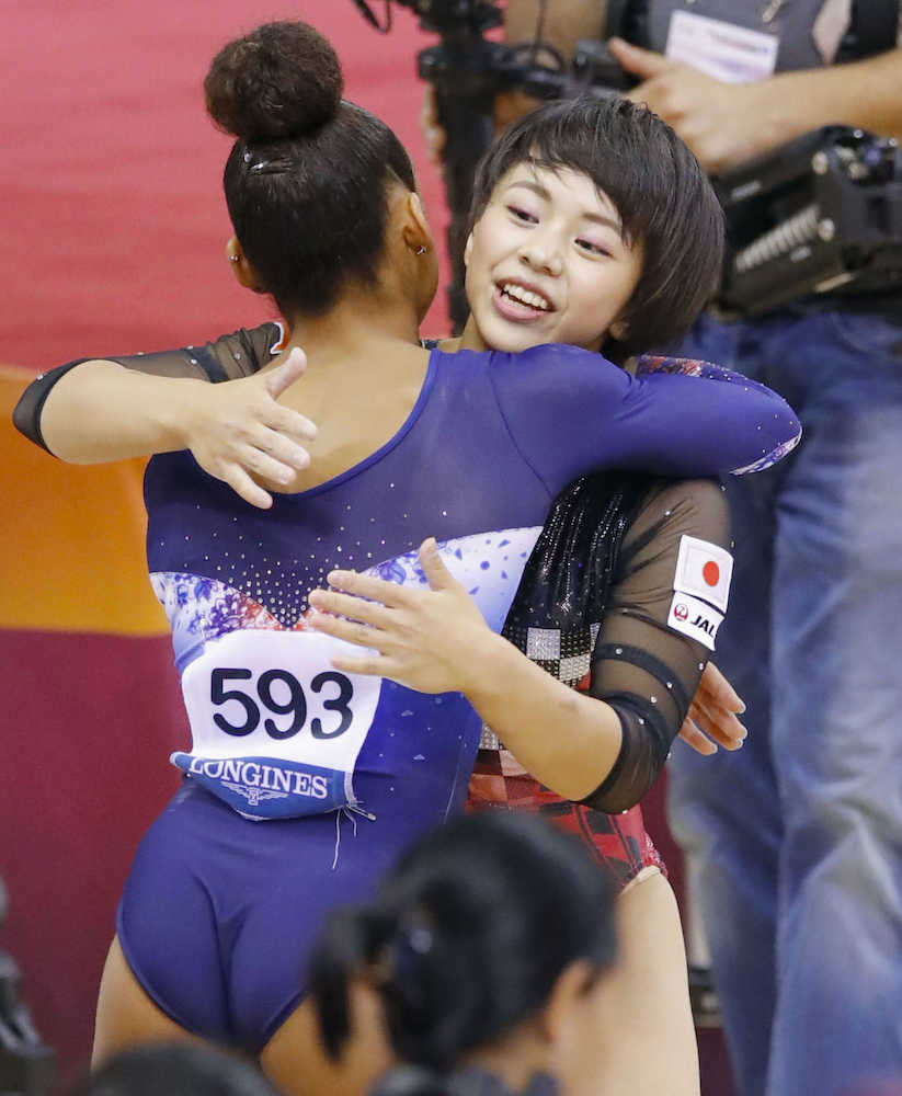 世界体操選手権最終日　女子種目別決勝　床運動を終え、同組の選手と抱き合う村上