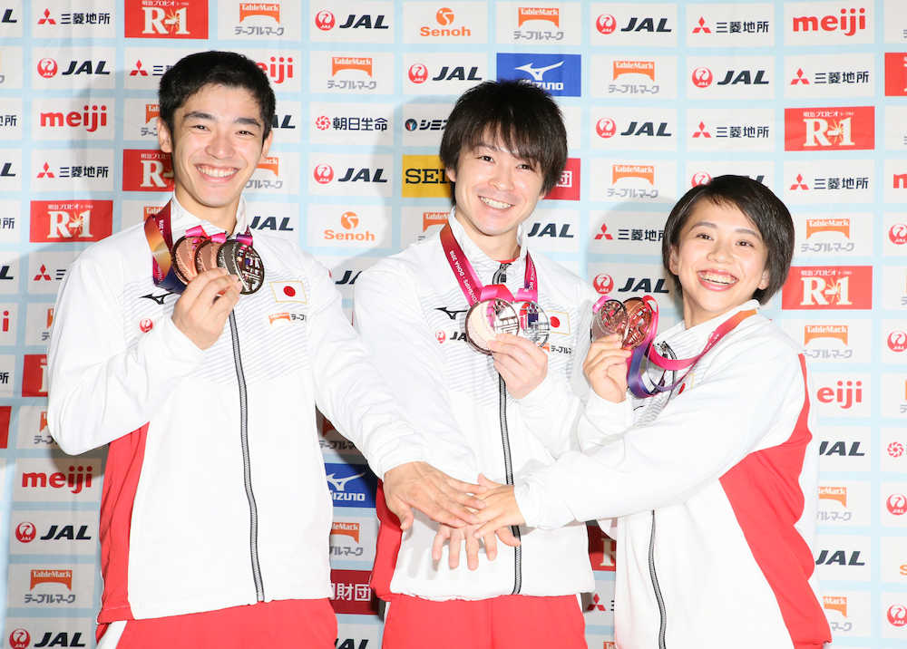 メダルを手に笑顔を見せる（左から）白井、内村、村上（撮影・尾崎　有希）