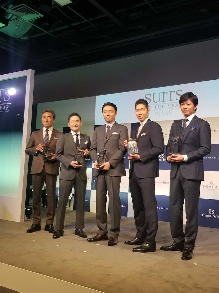 俳優の田中圭（右端）らとともにスーツ・オブ・ザ・イヤーを受賞した萩野（右から２人目）