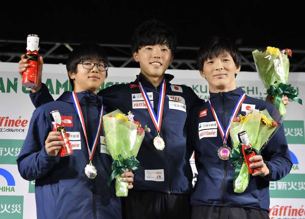 男子リードで優勝し笑顔を見せる藤井（中央）、２位の西田（左）、３位の高田（右）
