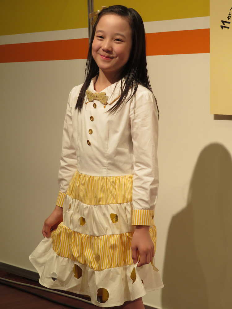 チーズをイメージした衣装でイベントに出演した本田紗来