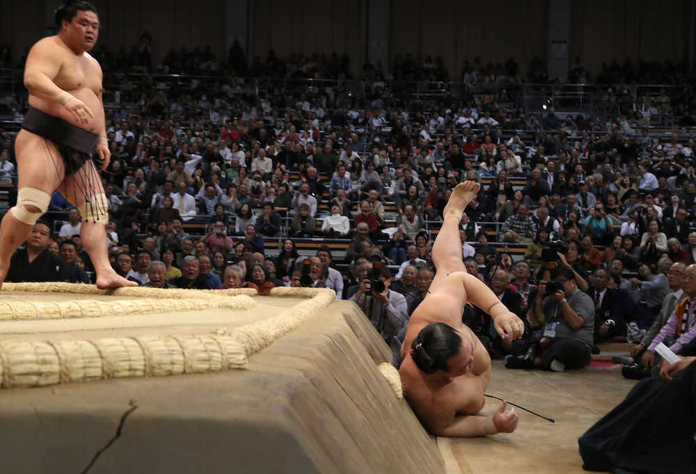 大相撲九州場所２日目　妙義龍（左）に寄り倒しで敗れる稀勢の里（撮影・岡田　丈靖）