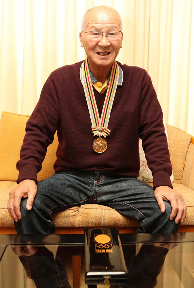 東京五輪で獲得した金メダルを首にかける中谷さん（撮影・小海途　良幹）