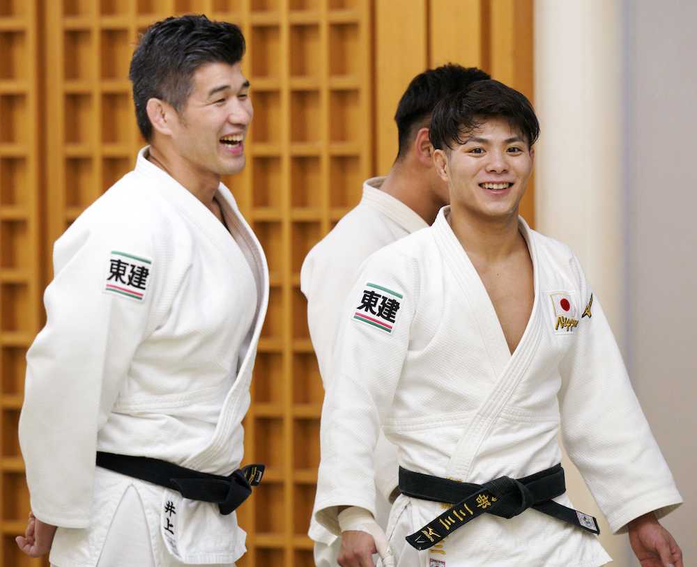 練習を終え、井上康生監督（左）と笑顔で言葉を交わす阿部一二三