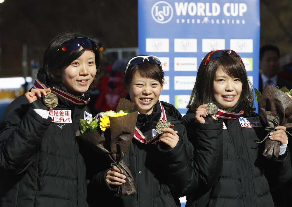 女子団体追い抜きで優勝し、表彰式でメダルを手に笑顔の（左から）高木美、高木菜、佐藤