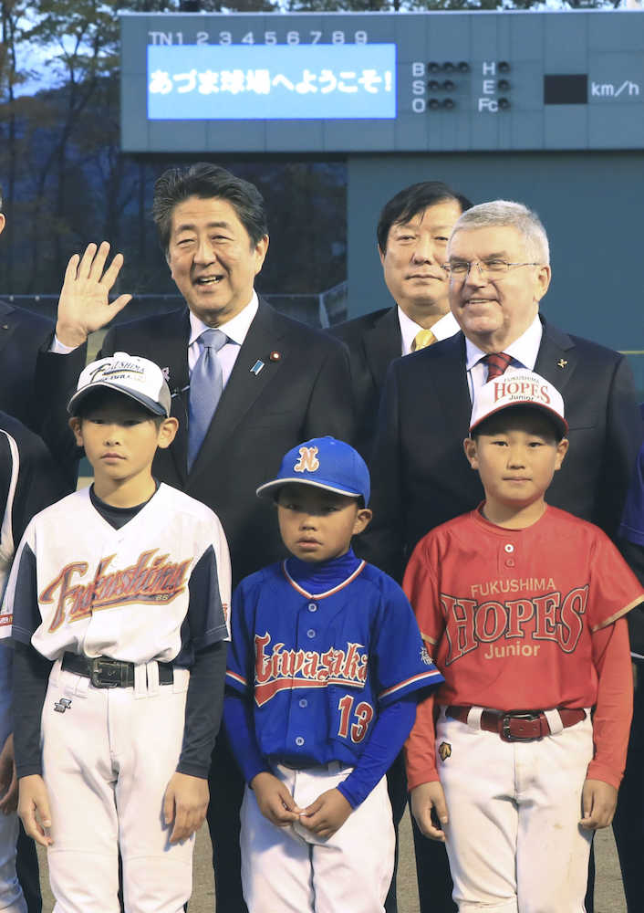 県営あづま球場の視察に訪れ、記念写真に納まる安倍首相（後列左）とＩＯＣのバッハ会長（同右）