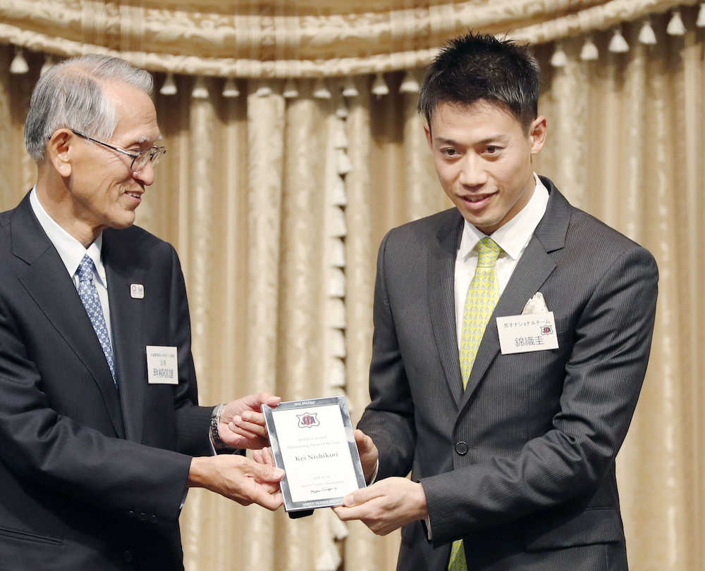 日本テニス協会の年間優秀選手賞を受賞した錦織圭（右）