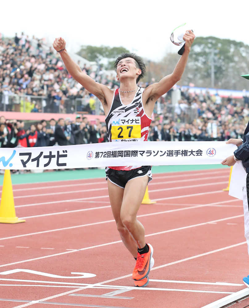 服部勇馬、日本人１４年ぶりＶ「３５キロ以降の課題を克服できた」福岡国際マラソン
