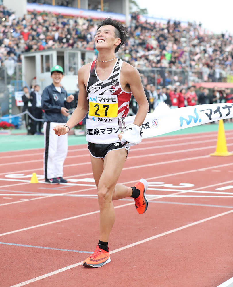 服部勇馬、日本勢１４年ぶりＶ「３５キロ以降の課題を克服できた」福岡国際マラソン