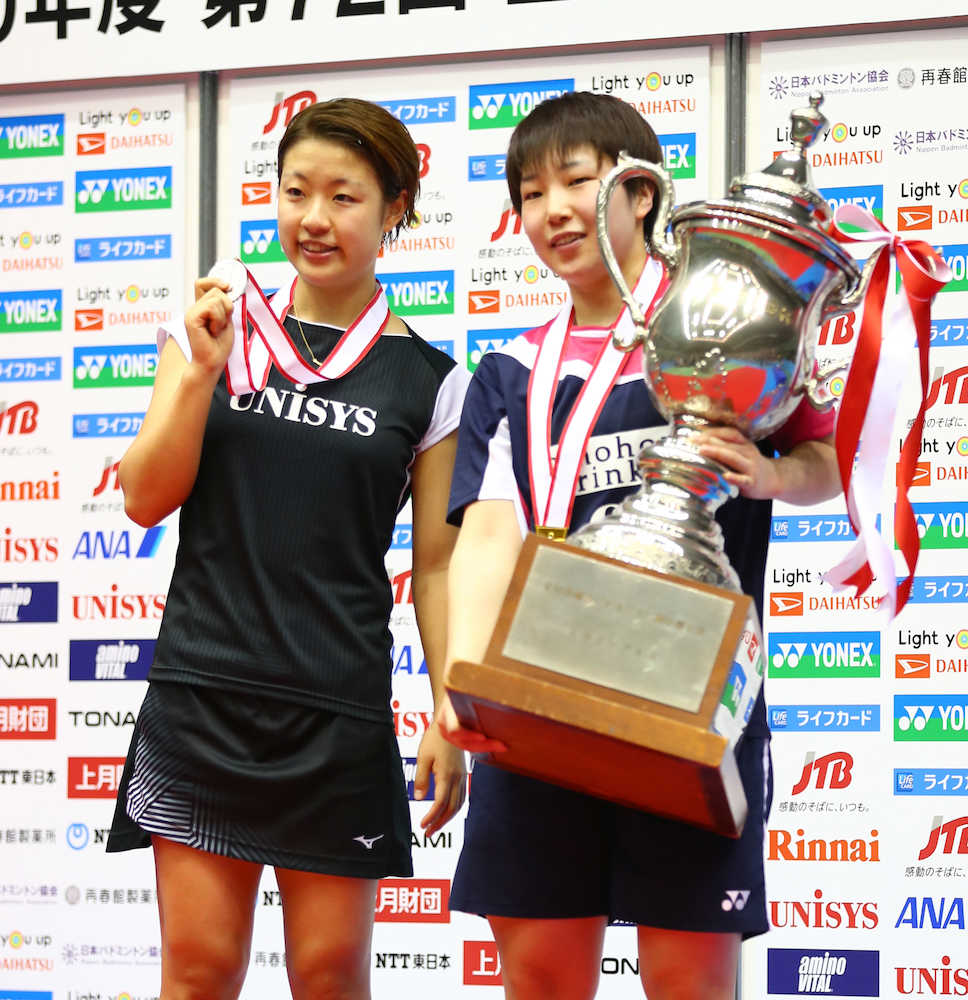 バドミントン全日本総合選手権女子シングルス　表彰式で撮影に応じる準優勝の奥原（左）と優勝の山口（撮影・白鳥　佳樹）