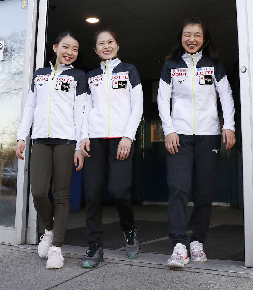 バンクーバー近郊での練習を終え、笑顔で引き揚げるフィギュアスケート女子の（左から）紀平梨花、宮原知子、坂本花織