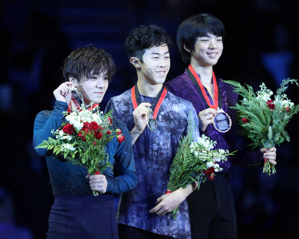 男子フリー、メダルを手に並ぶ（左から）宇野昌磨、ネーサン・チェン、車俊煥（撮影・小海途　良幹）