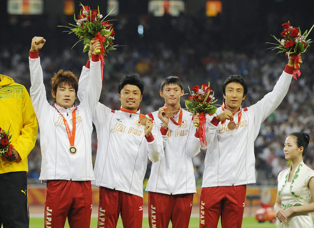 ２００８年の北京五輪陸上男子４００メートルリレーで銅メダルを獲得した日本チーム。左から塚原直貴、末続慎吾、高平慎士、朝原宣治の各選手