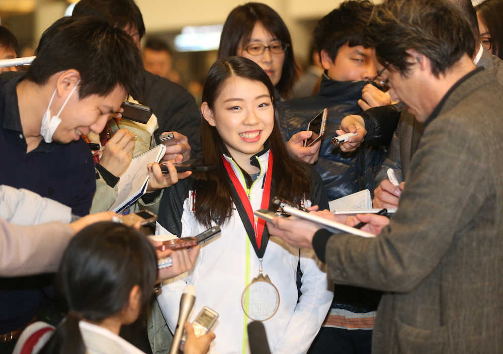 フィギュアスケートＧＰファイナルで優勝した紀平梨花は金メダルを胸に笑顔で取材を受ける（撮影・西川祐介）