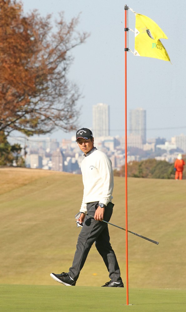 ＜ゴルフ新ルール＞１９年からグリーン上で旗竿を立てたままのパットが可能に