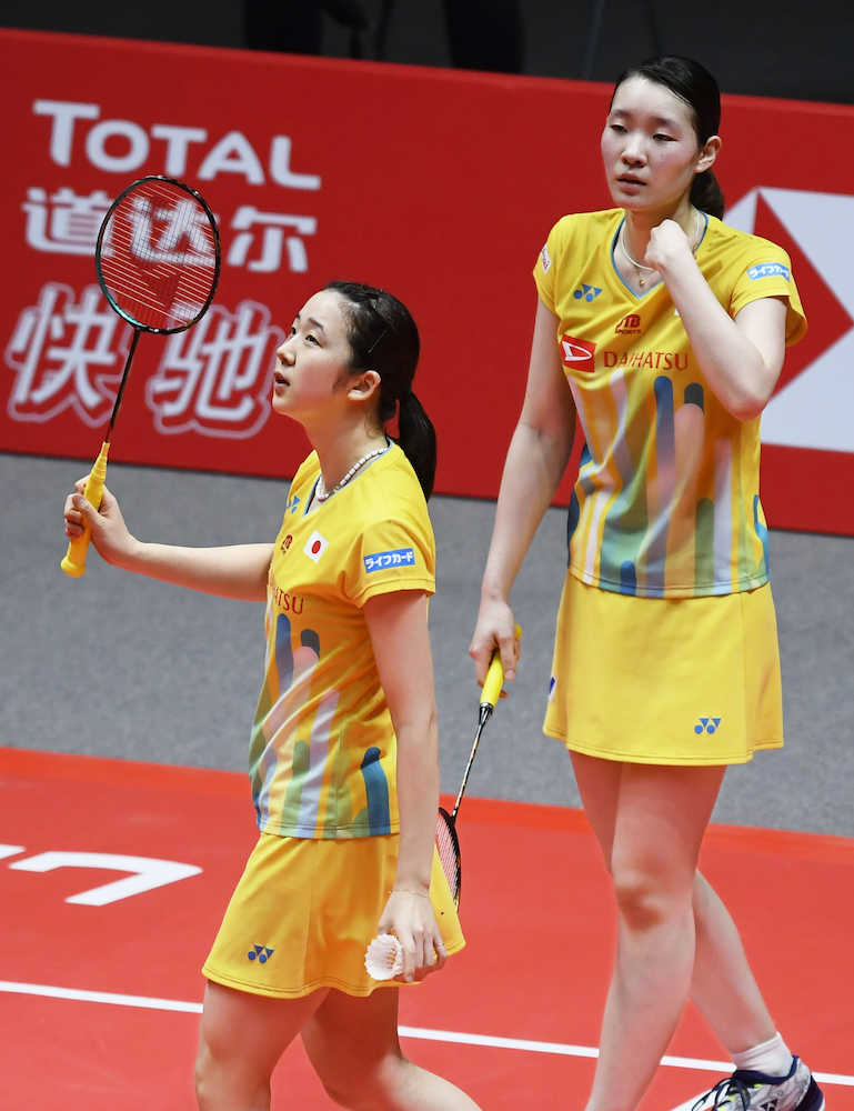 バドミントンＷＴファイナル第４日　女子ダブルス準決勝　韓国組にポイントを奪われさえない表情の永原（左）、松本組