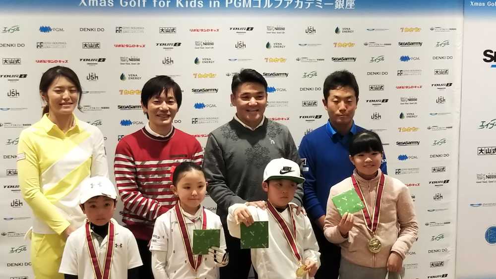 来年の日本シニアオープンでのシニアデビューを示唆した丸山茂樹（右から２人目）と、左から渡辺彩香、内藤雄士、１人おいて、稲森佑貴