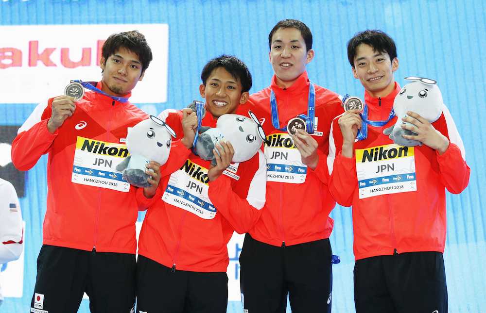 世界短水路選手権最終日　男子４００メートルメドレーリレーの銅メダルを手に笑顔の（左から）中村、川本、小関、入江