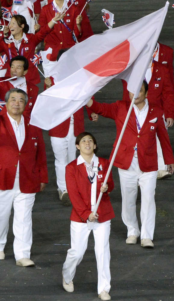 １２年のロンドン五輪開会式の入場行進で日本選手団の旗手を務める吉田沙保里