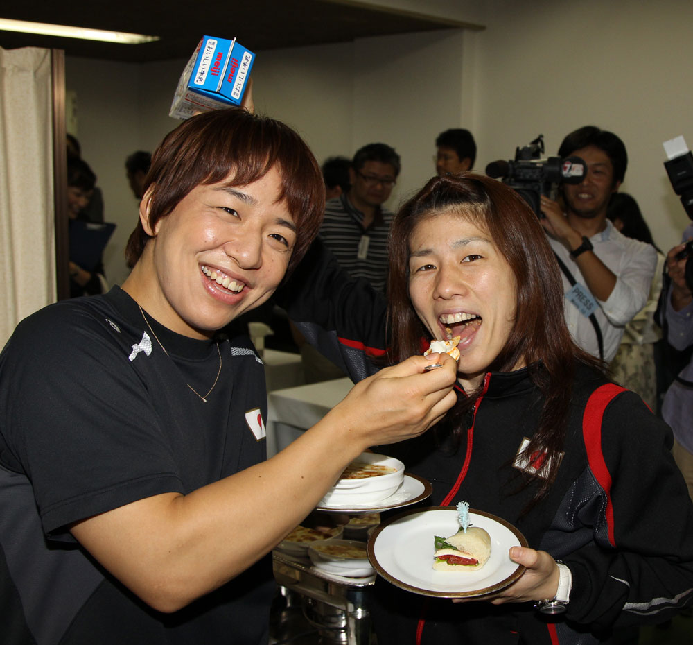 写真撮影でも報道陣のリクエストに神対応。女子レスリングの吉田沙保里さん（右）と浜口京子