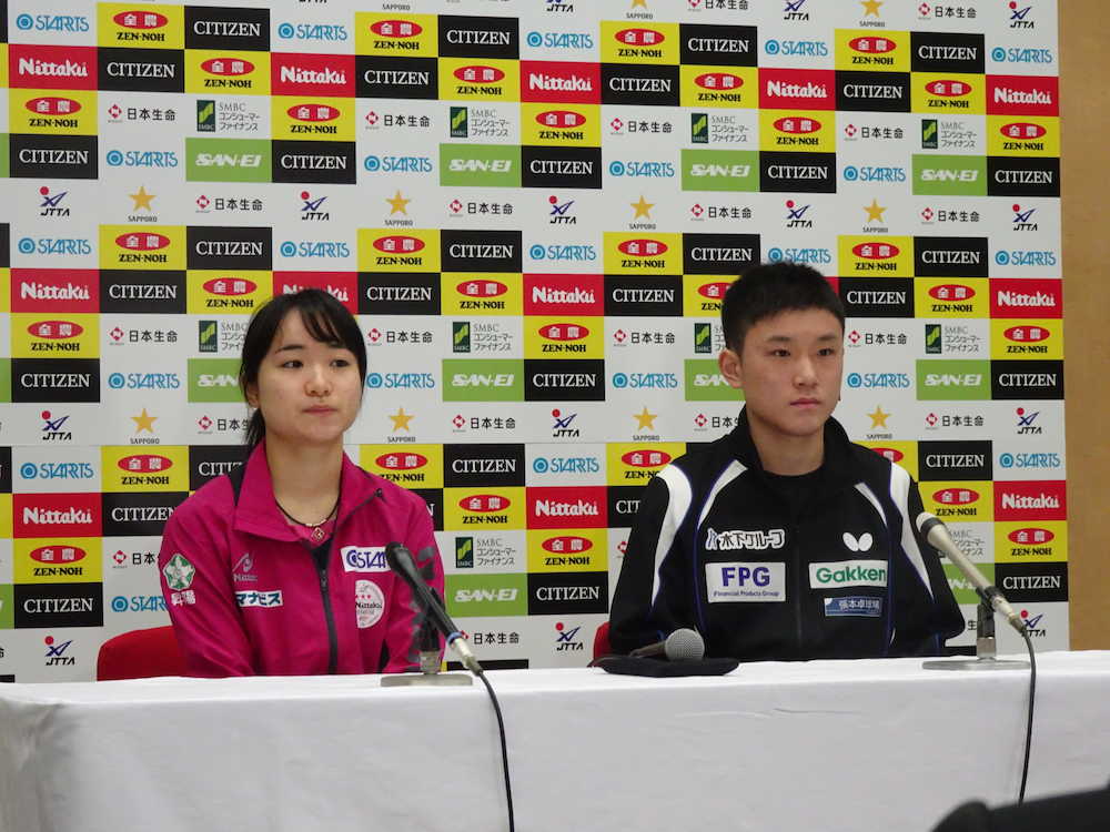 シングルスの前年優勝者として開会式後の会見に臨んだ張本智和と伊藤美誠
