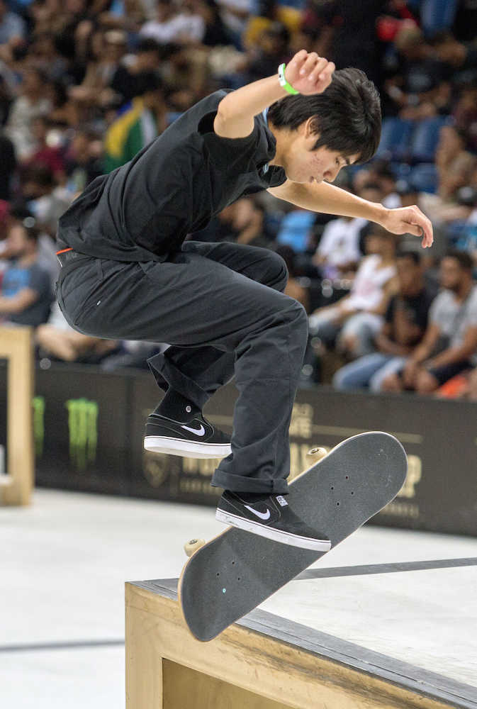 スケートボード・ストリートの世界選手権で試技する堀米雄斗
