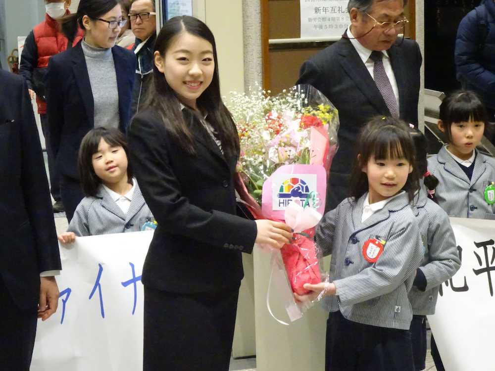 フィギュアスケートの紀平梨花は西宮市スポーツ特別賞贈呈式で西宮市を訪れ、出身の広田幼稚園の園児から出迎えを受けた