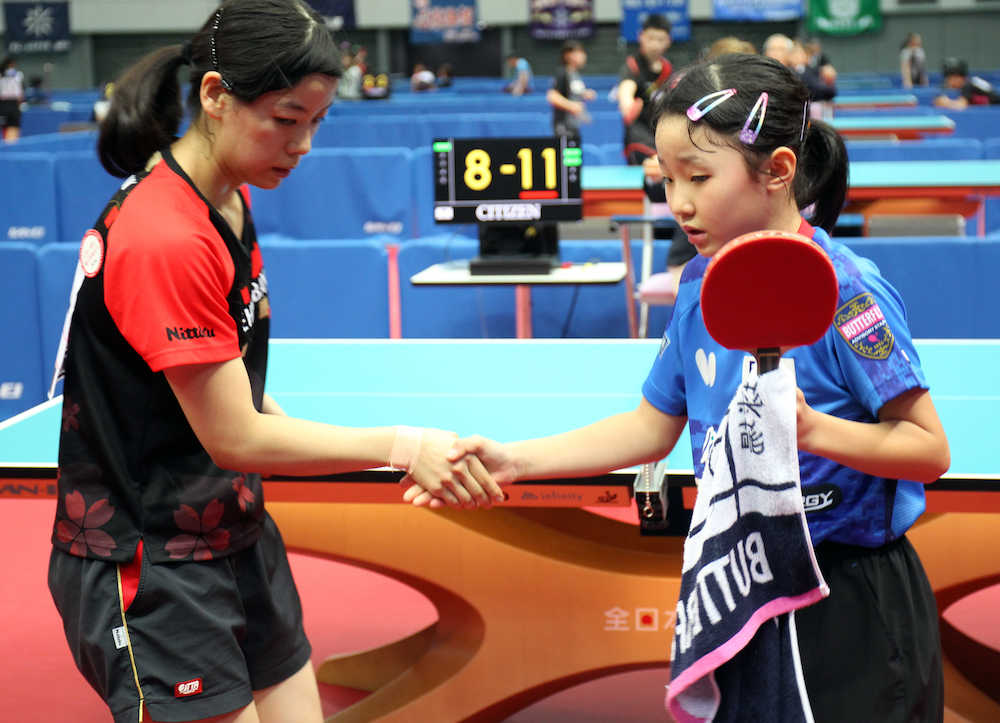 ＜全日本卓球　女子シングルス２回戦＞池上（左）を破って３回戦進出を決め、握手を交わす張本美和（撮影・北條　貴史）