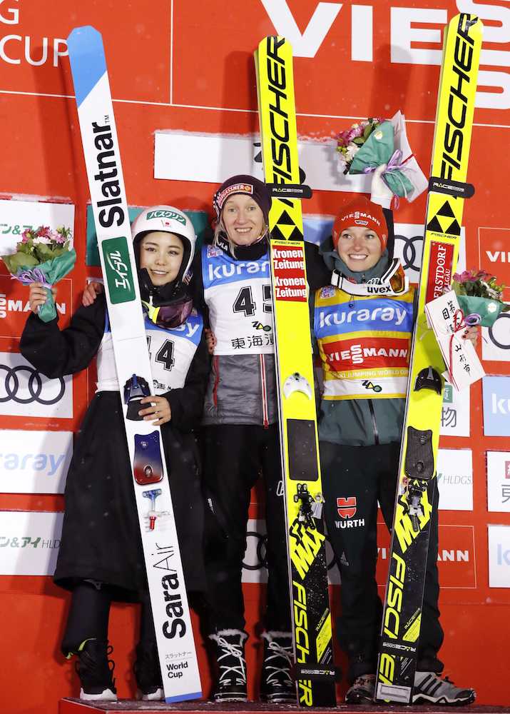 Ｗ杯ジャンプ女子第８戦で２位になり笑顔の高梨沙羅（左）。中央は優勝したダニエラ・イラシュコ、右は３位のカタリナ・アルトハウス