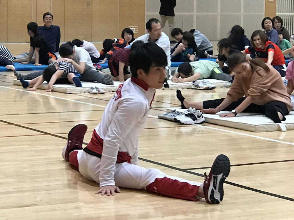 加藤凌平　親子７５組に体操教室「どんなスポーツをやる上でも基本となる」と助言