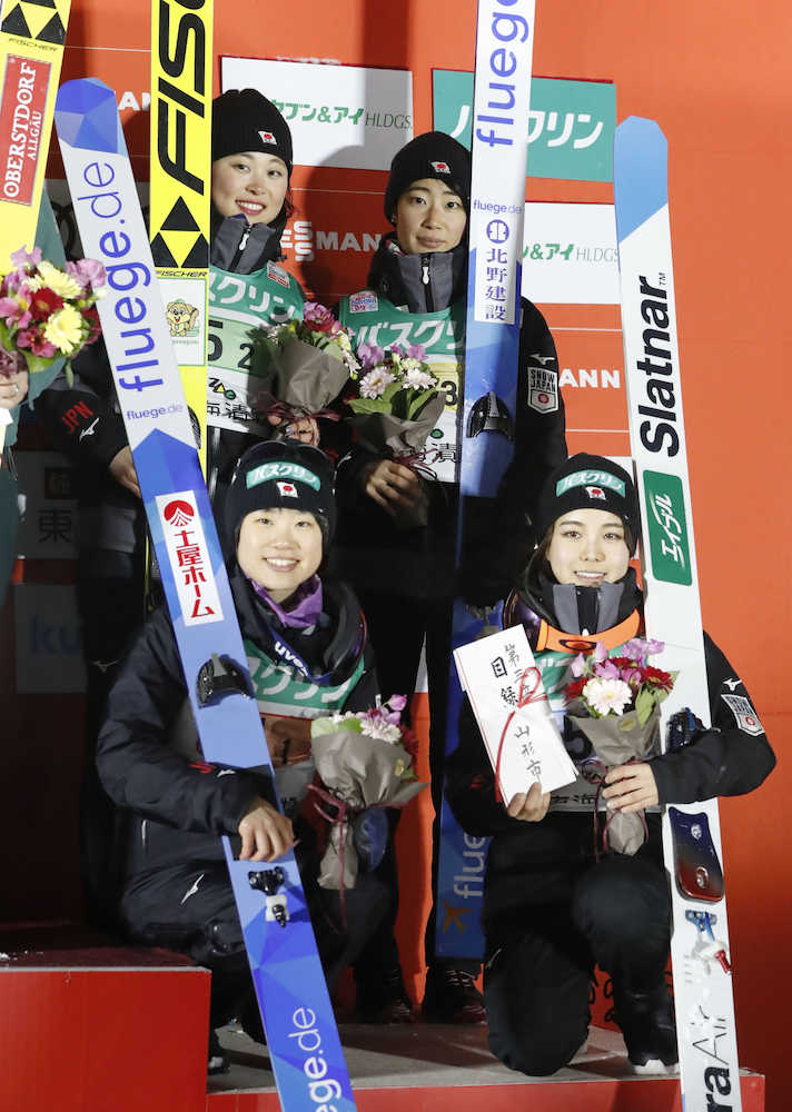 女子団体で３位となり、表彰台で笑顔の（前列左から時計回りに）伊藤、勢藤、岩渕、高梨
