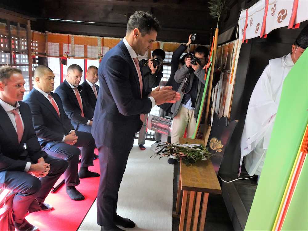 南宮宇佐八幡神社に優勝のお礼参りをしたラグビー神戸製鋼のカーター（中央）