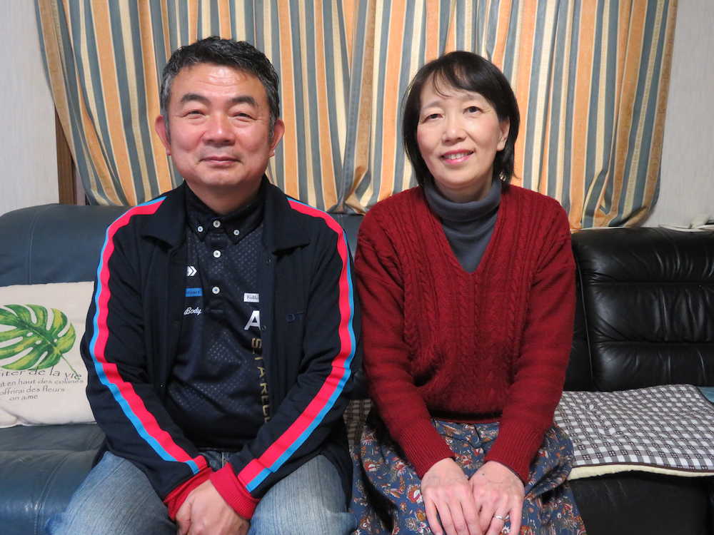 父・正文さん（左）と母・康子さん