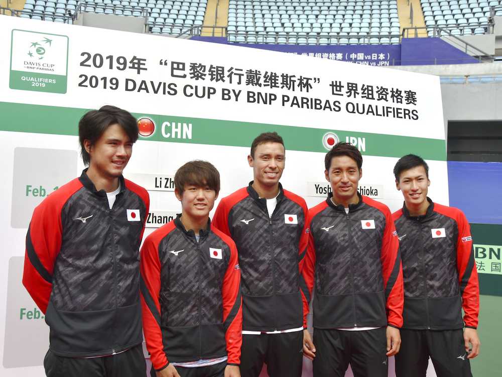 デビス杯の本戦進出決定戦で中国と戦う日本代表の（左から）ダニエル太郎、西岡良仁、マクラクラン勉、内山靖崇ら