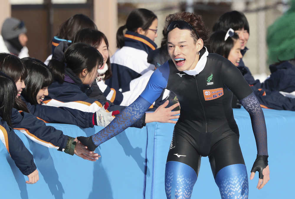 スピード成年男子１０００メートル決勝でゴールし、タッチを交わす優勝した長野・小島