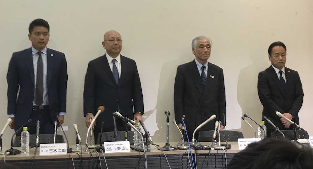池江の白血病公表を受け会見した（左から）三木コーチ、上野副会長、青木会見、ルネサンスの吉田社長