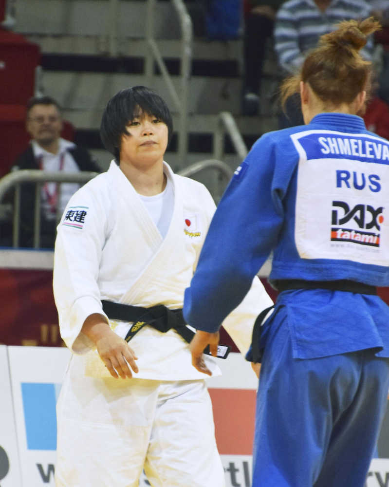 女子７８キロ級１回戦でロシア選手に敗れた浜田（左）