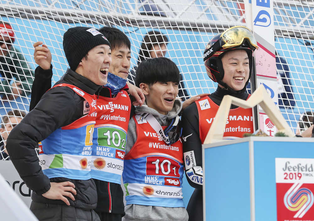 男子団体で２回目の飛躍を終え、笑顔の（左から）小林郎、伊東、佐藤、小林陵。日本は銅メダルを獲得した