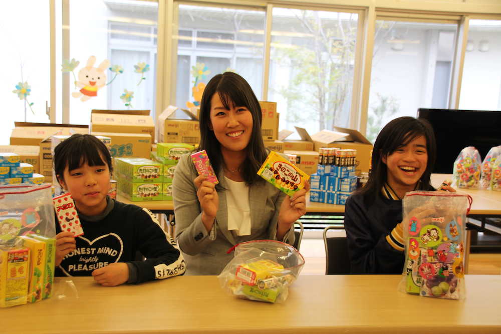 福田真未　小学生に副賞でもらった「お菓子５年分」を贈呈