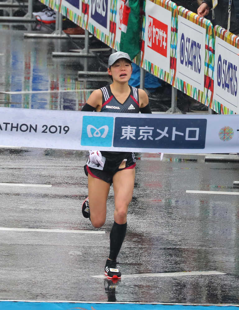 ＜東京マラソン２０１９＞女子日本人トップの７位でゴールする一山（撮影・島崎忠彦）