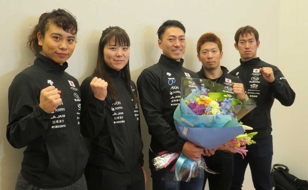 世界選手権から帰国した（左から）吉田、小林、新田、深谷、脇本