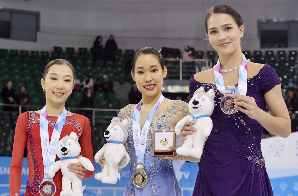 フィギュアスケート女子で金メダルを獲得し、笑顔の三原舞依（中央）