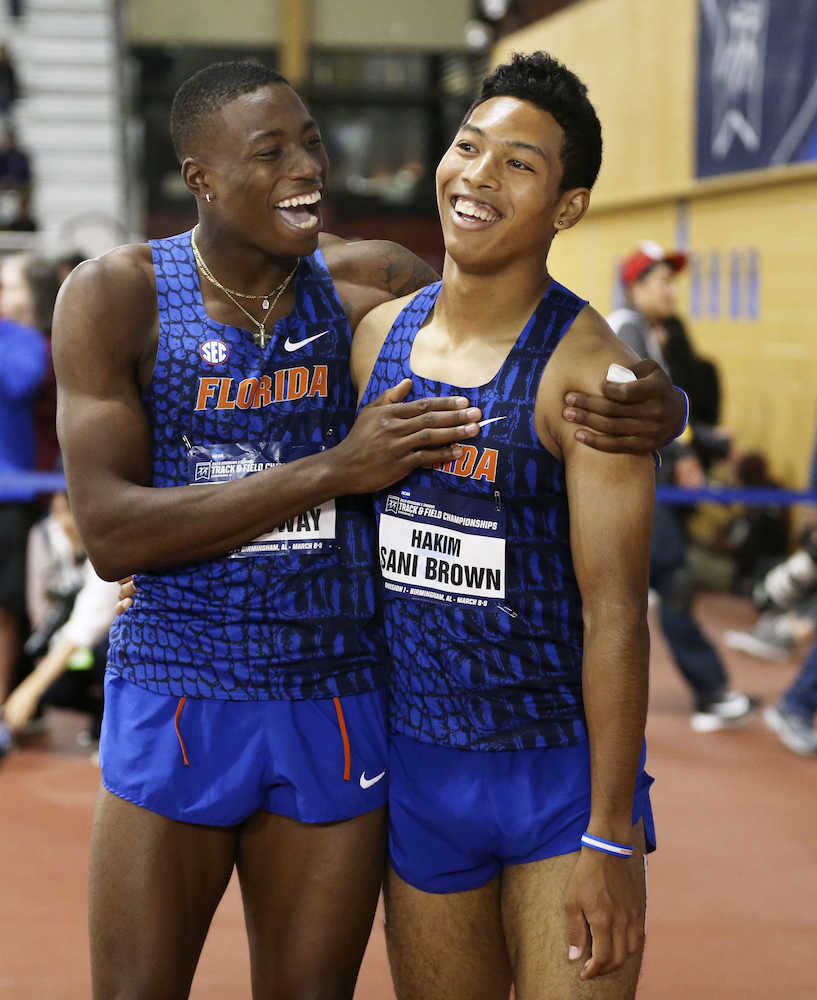 男子６０メートル予選で好タイムをマークし笑顔を見せるサニブラウン（右）