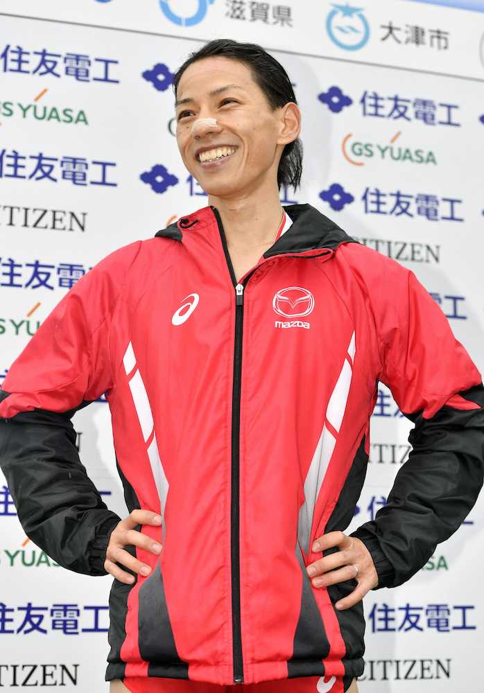 日本選手トップの７位でゴールし、インタビューで笑顔を見せる山本憲
