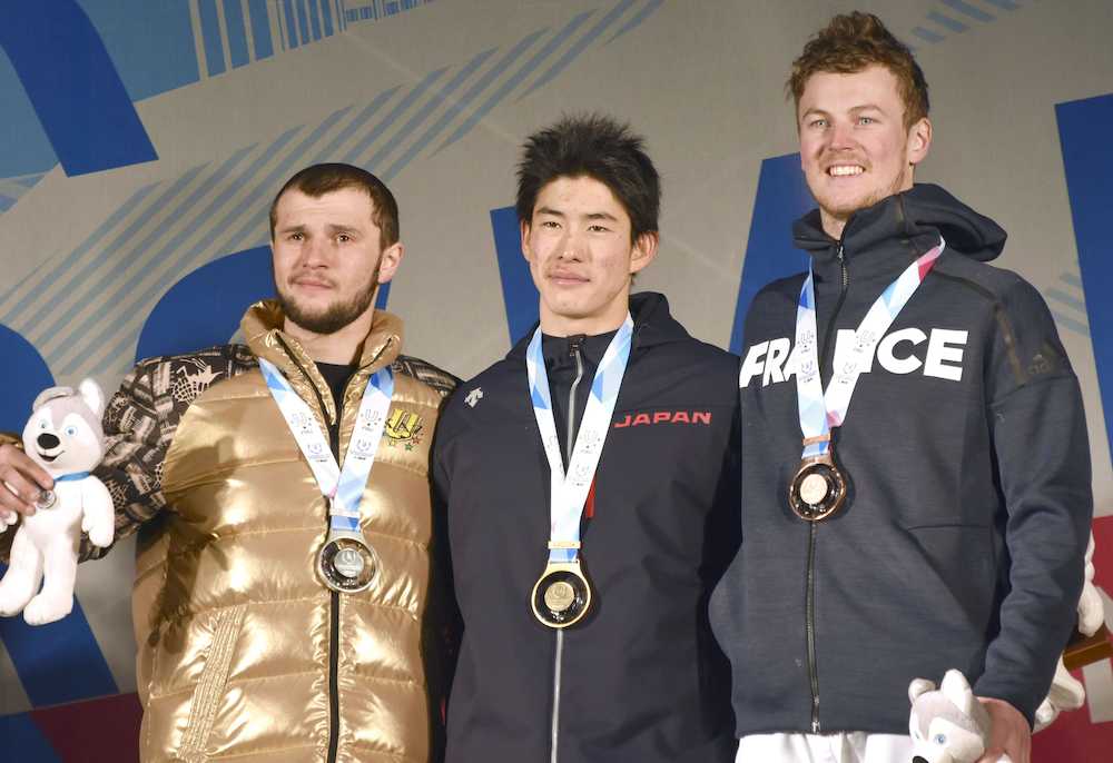 男子デュアルモーグルで金メダルを獲得した堀島行真（中央）